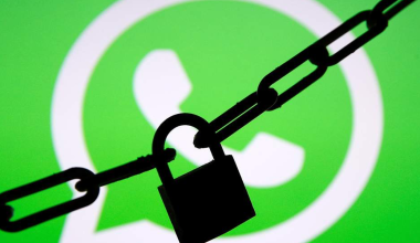 Meraklı yakınları çıldırtacak: WhatsApp Web’e ekran kilidi geliyor!