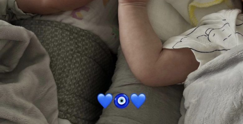 Yasemin Şefkatli ikizlerin yeni karelerini sosyal medyadan paylaştı